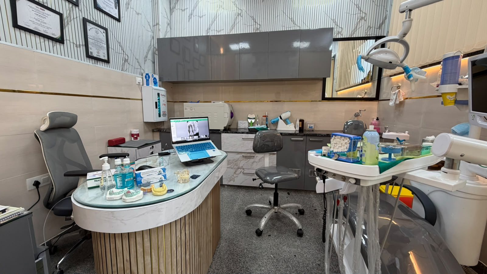 Consultation room with dental models and digital X-ray on the laptop